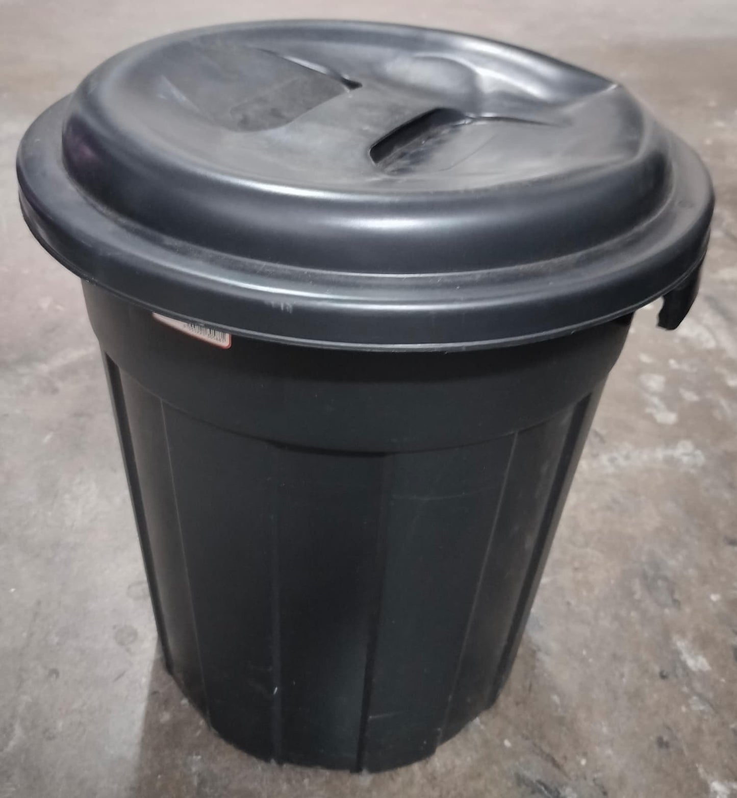 Medium Plastic Trash Can